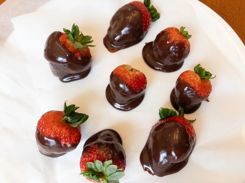 plate of chocolate covered strawberries
