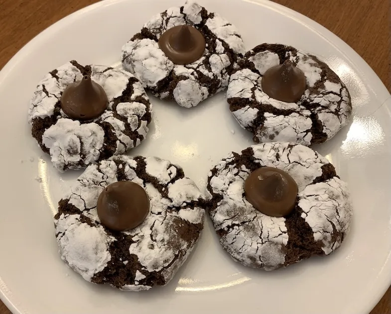 close up of gluten-free Chocolate Crinkle Cookies on a plate